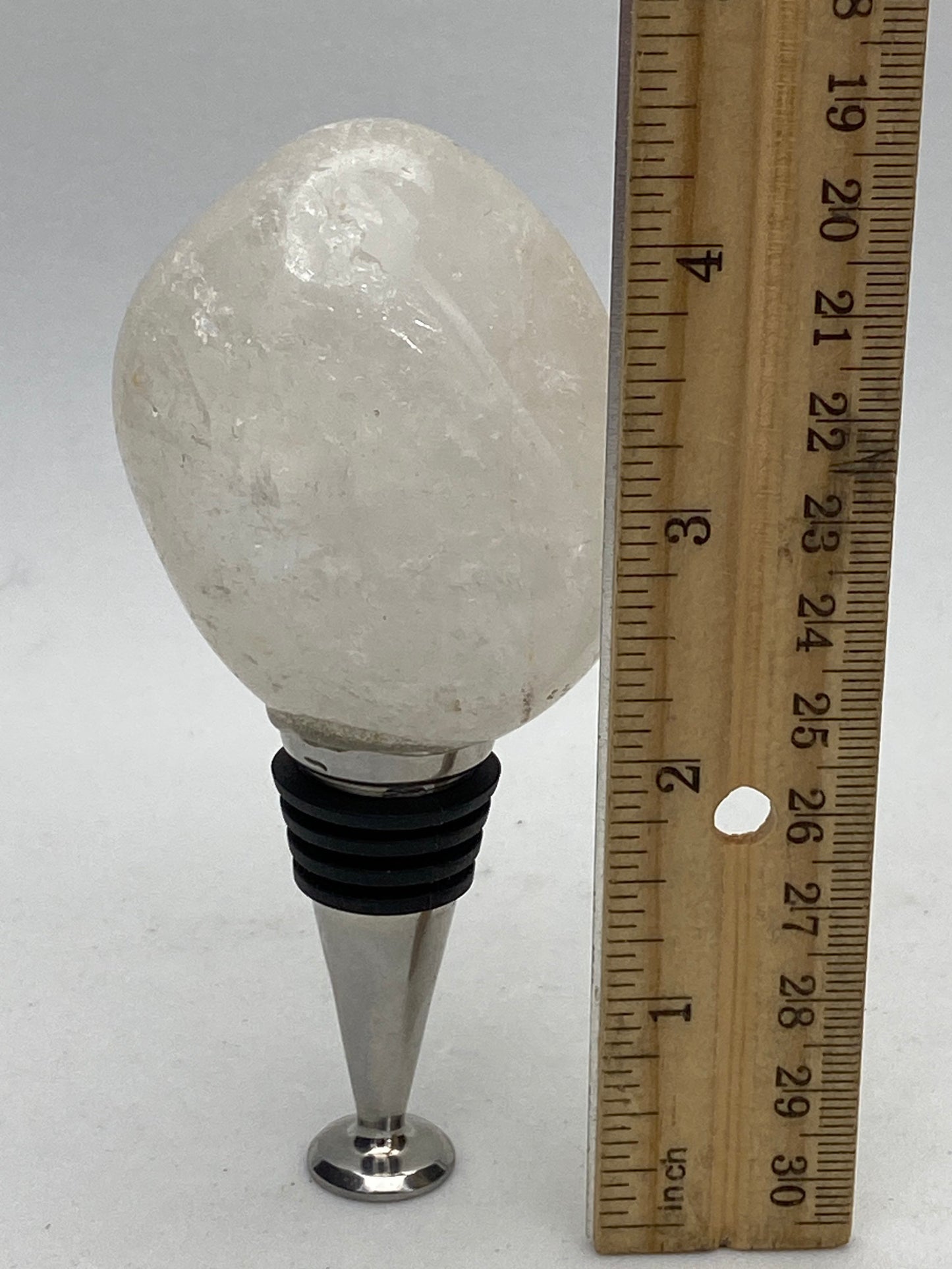 Roccia Roba - Wine bottle stopper made from tumbled quartz, rock decor