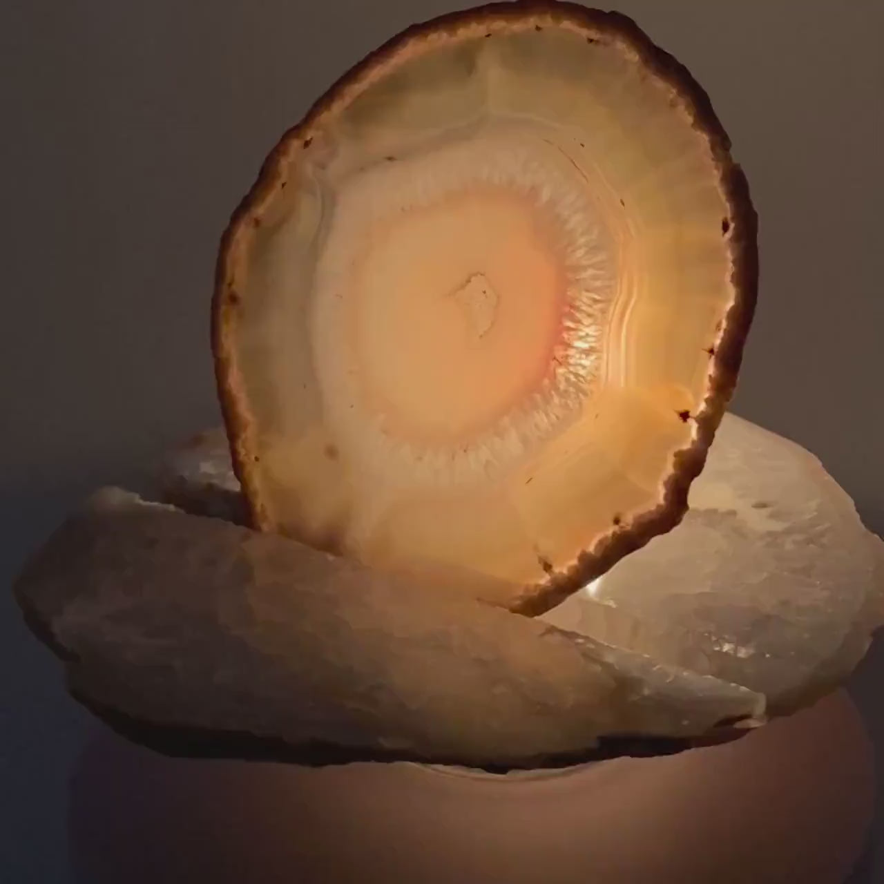 Rock oil candle with backlit agate slice