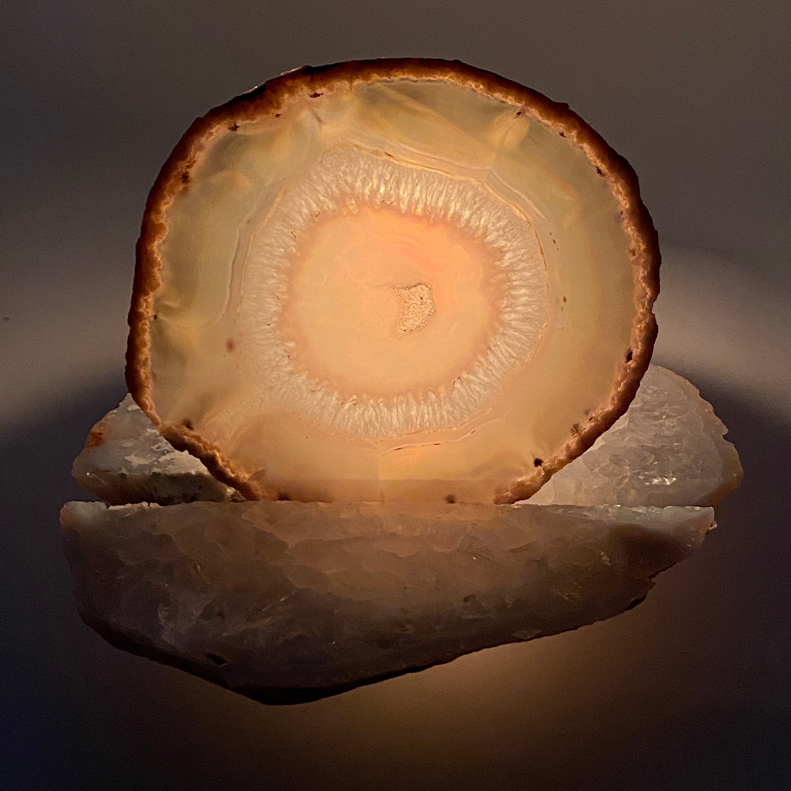 Rock oil candle with backlit agate slice