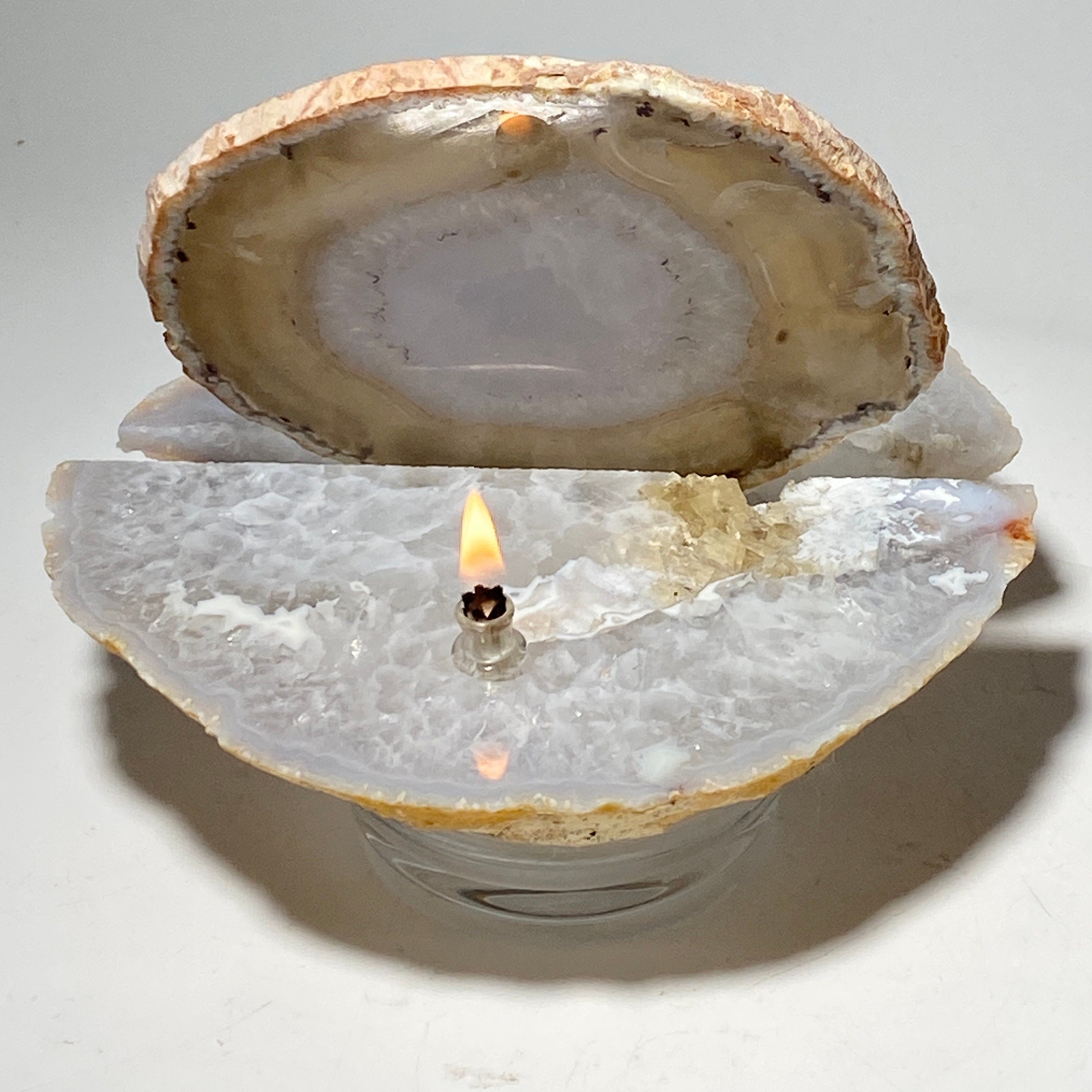 Rock oil candle with backlit agate slice