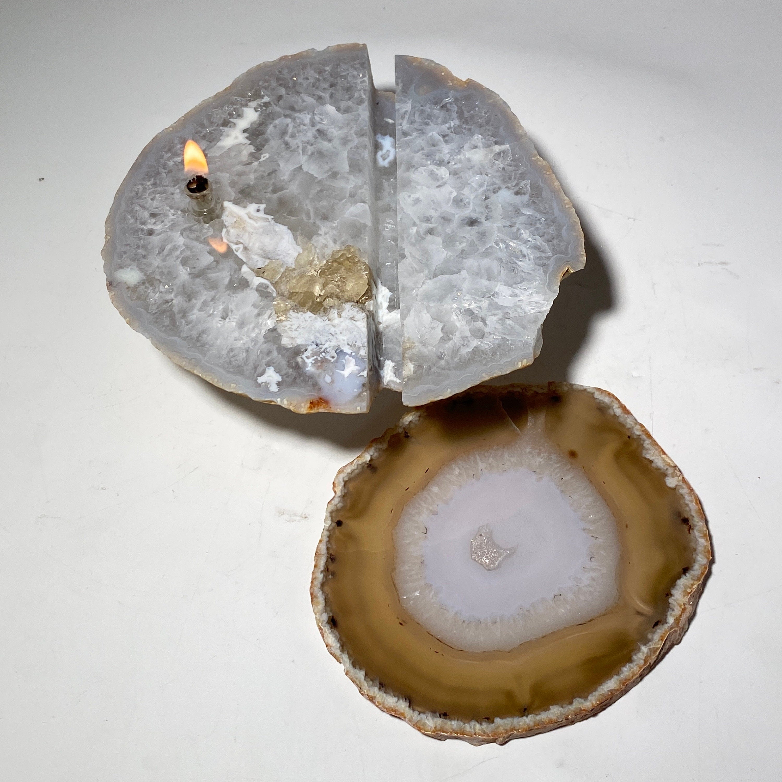 Rock oil candle with backlit agate slice