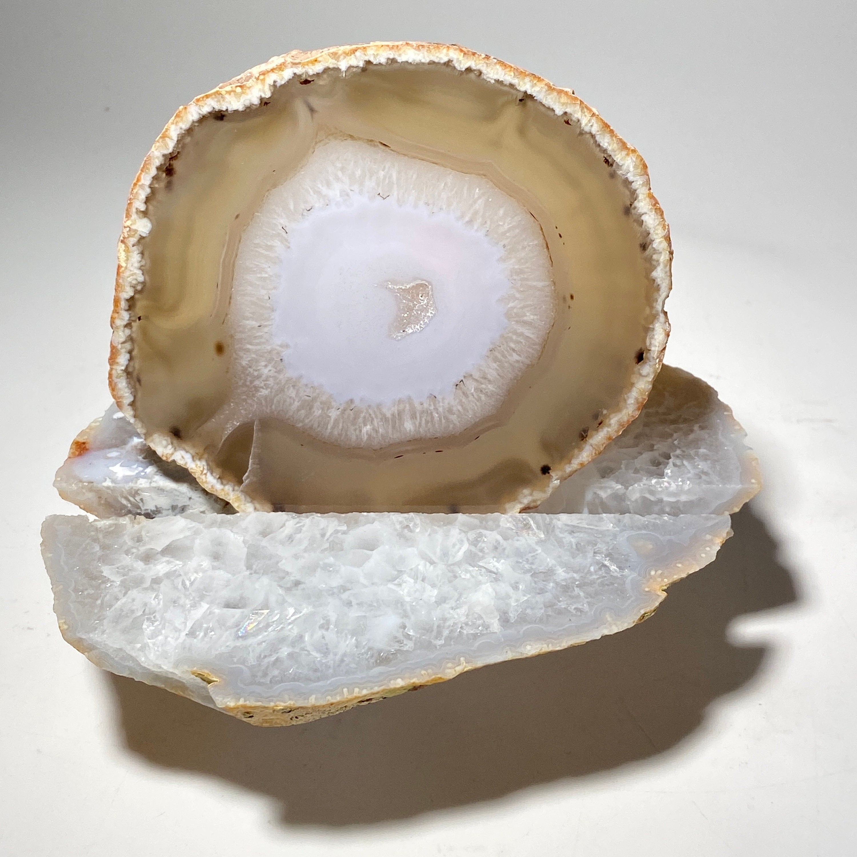 Rock oil candle with backlit agate slice