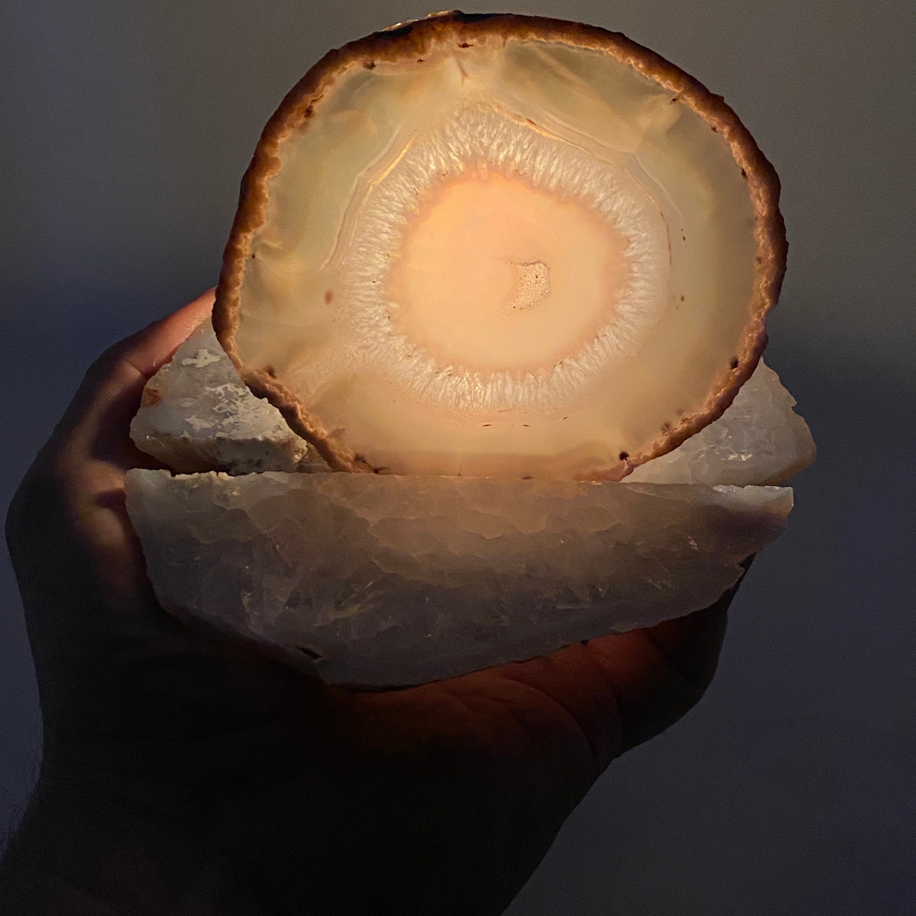 Rock oil candle with backlit agate slice