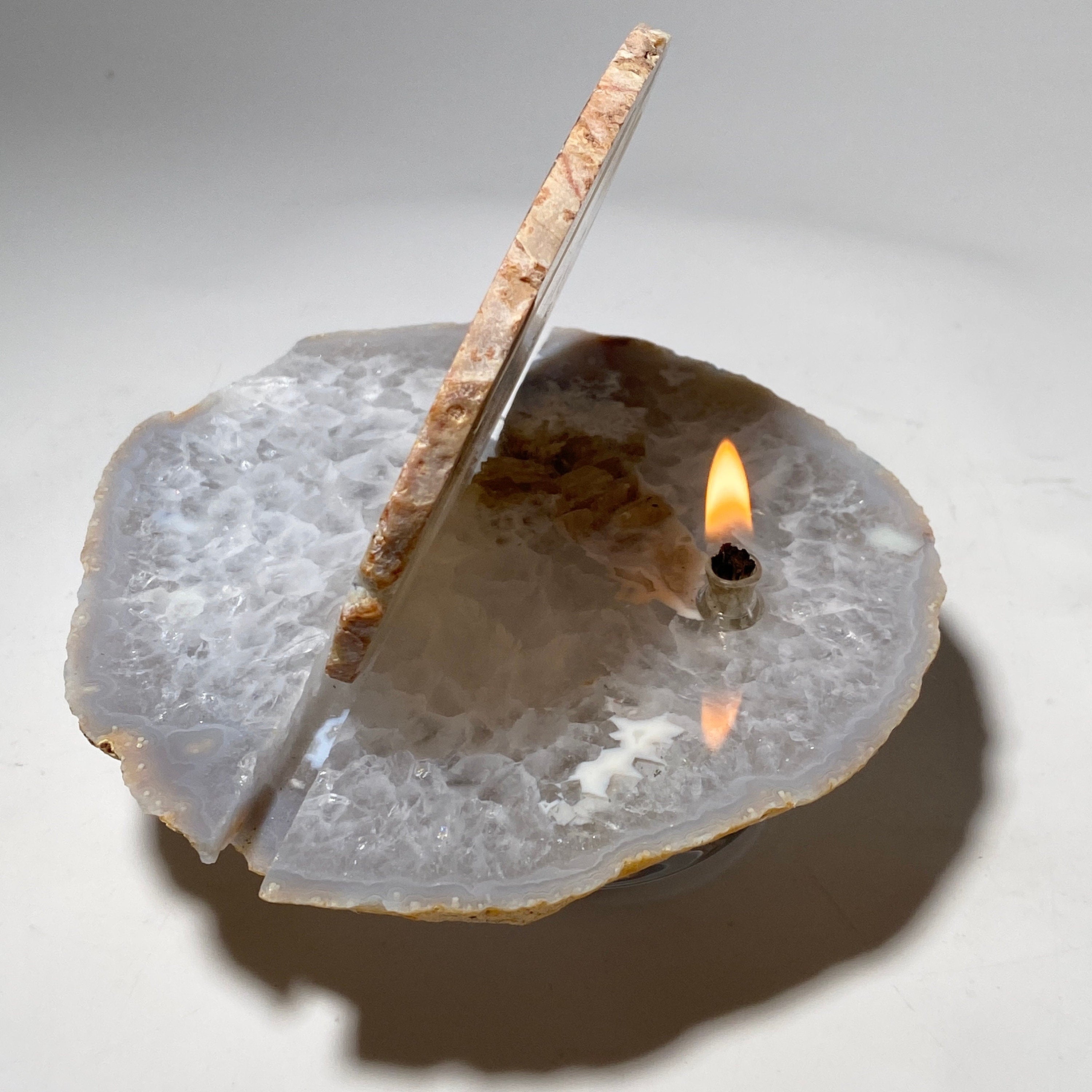 Rock oil candle with backlit agate slice