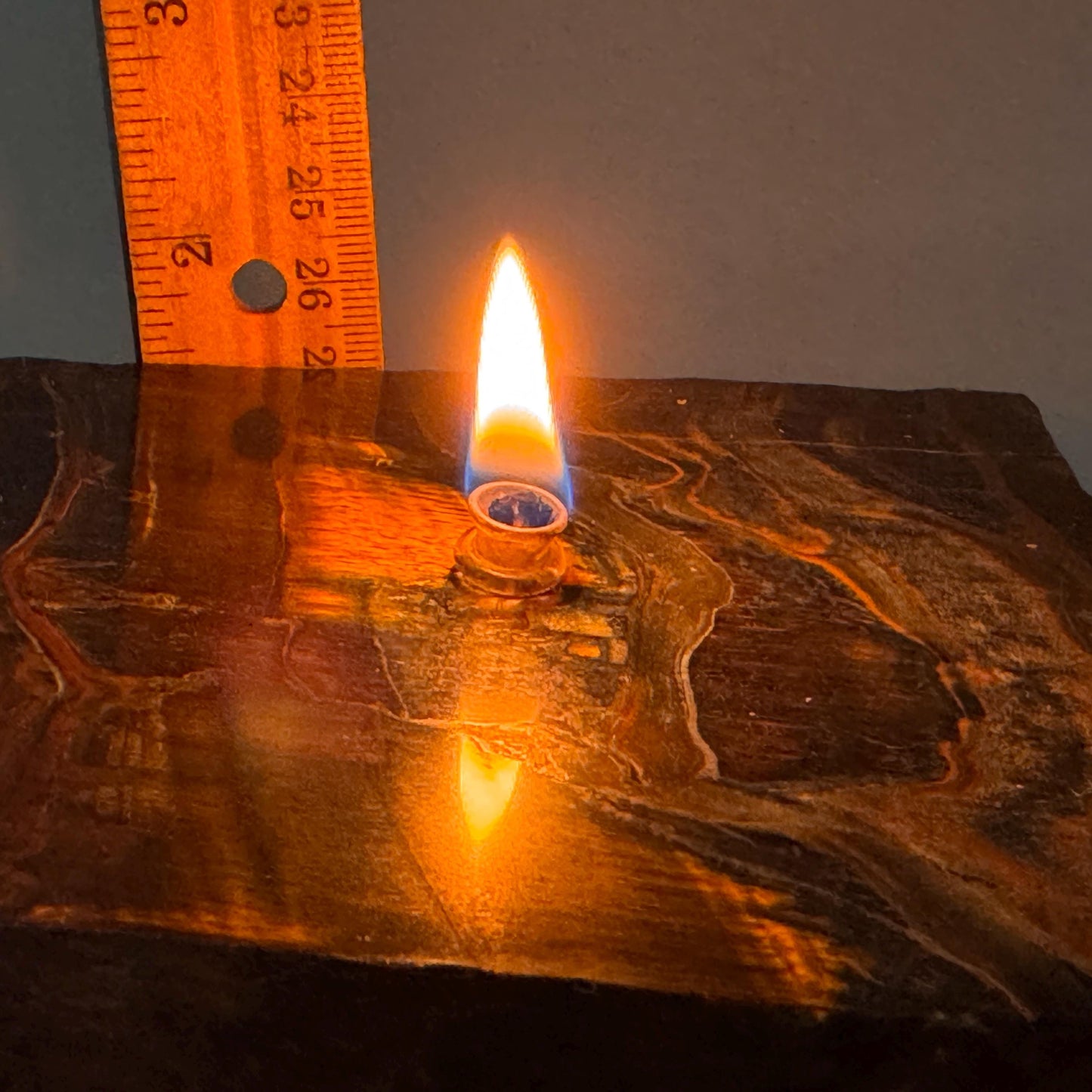 Roccia Roba - Tigers Eye Rock Oil Candle, rock decor