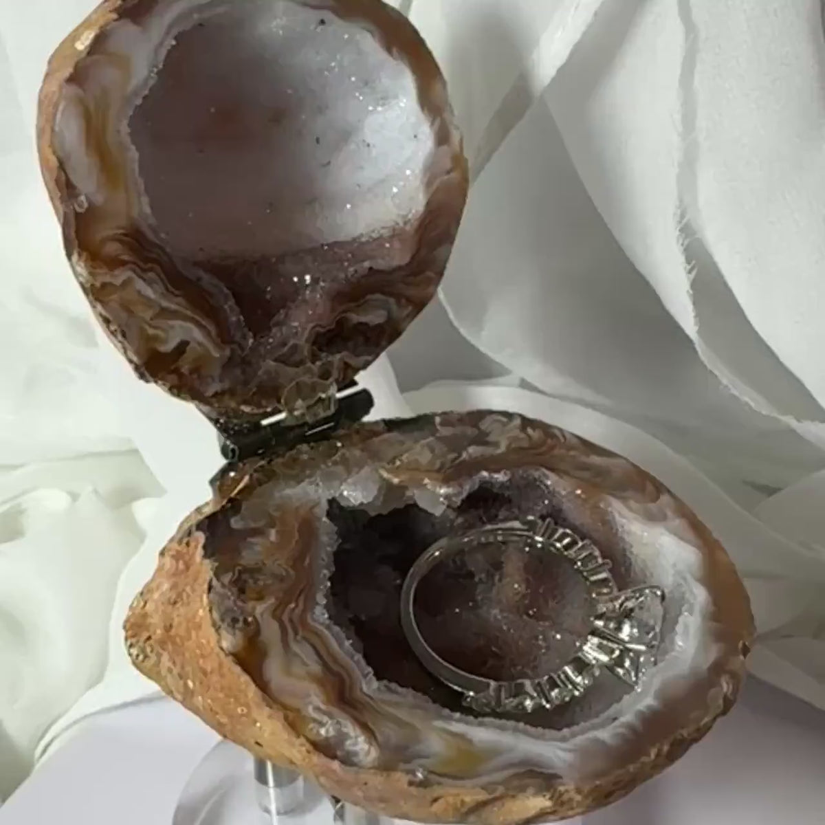 Brazilian Geode Ring Box with Sparkling Druzy Crystal Interior — Natural Agate Proposal Box
