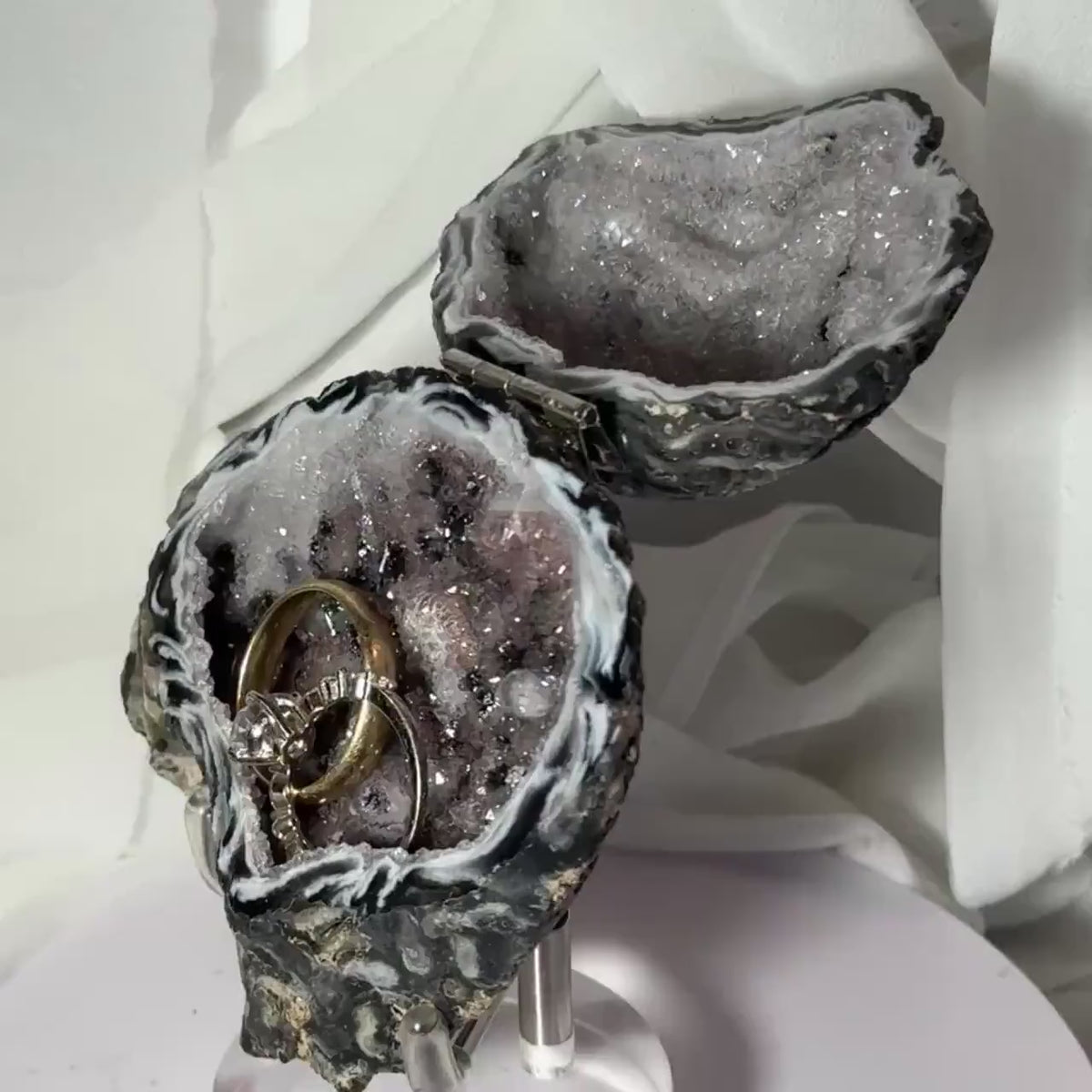 Brazilian Geode Ring Box with Sparkling Druzy Crystal Interior — Natural Agate Proposal Box
