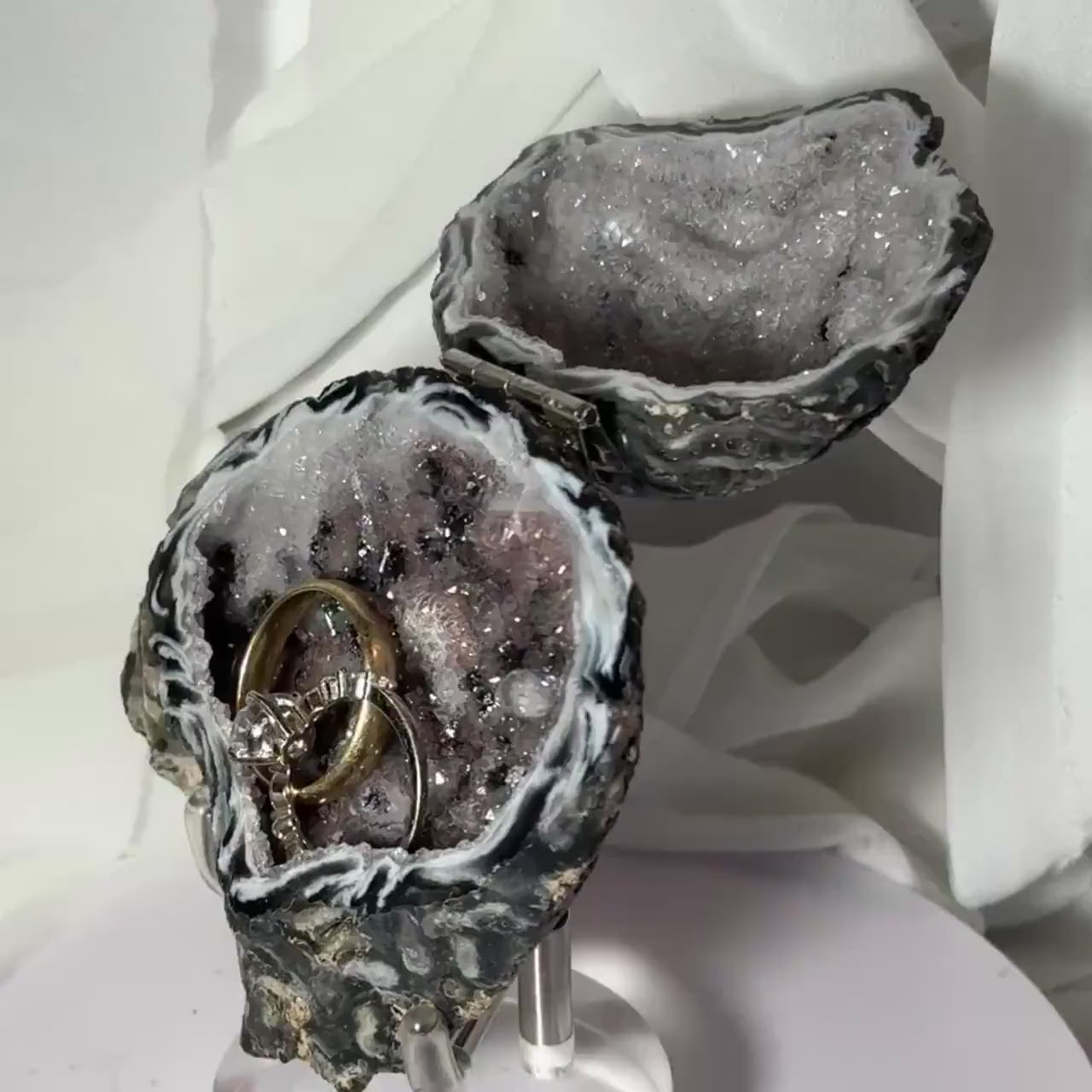Brazilian Geode Ring Box with Sparkling Druzy Crystal Interior — Natural Agate Proposal Box