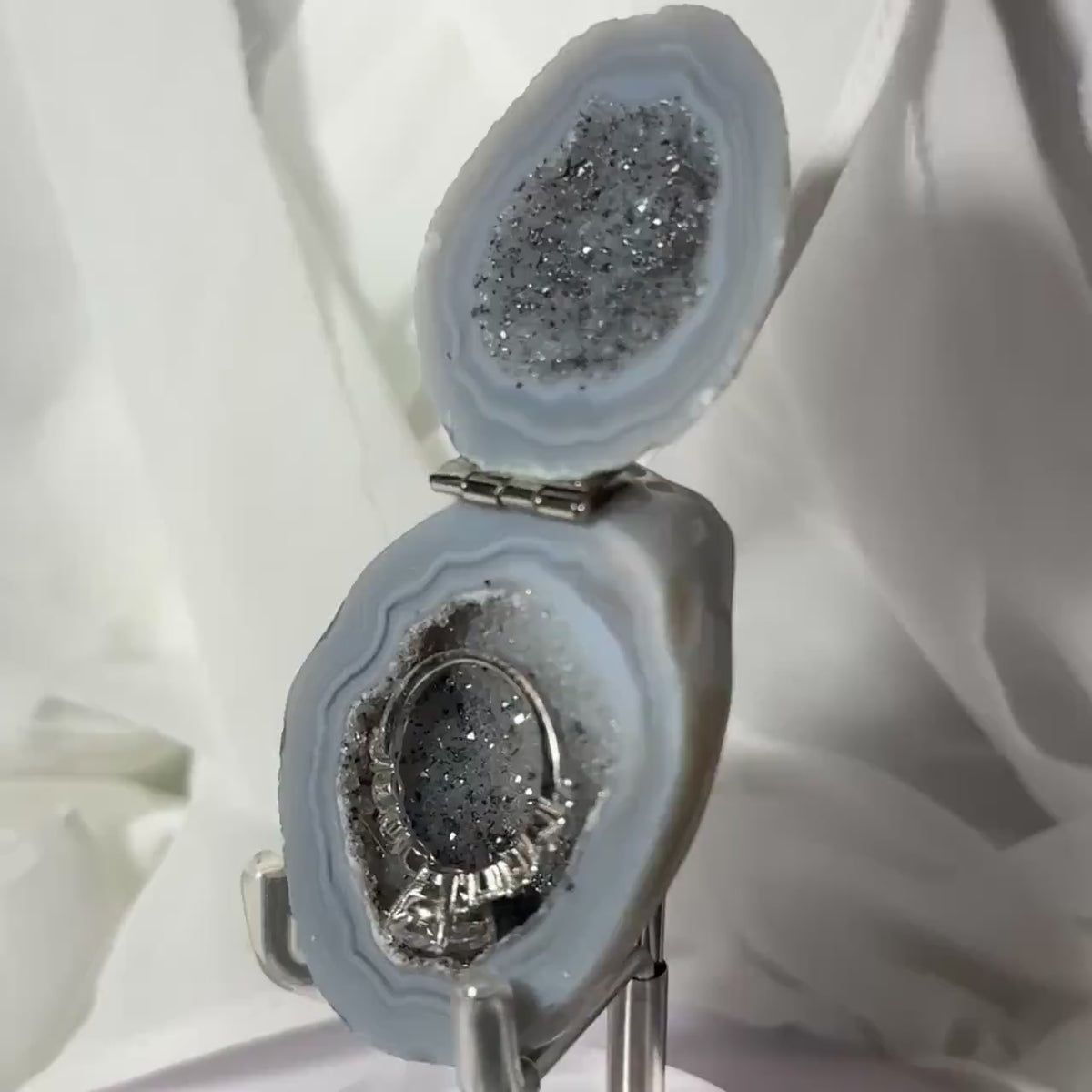 Brazilian Geode Ring Box with Sparkling Druzy Crystal Interior — Natural Agate Proposal Box