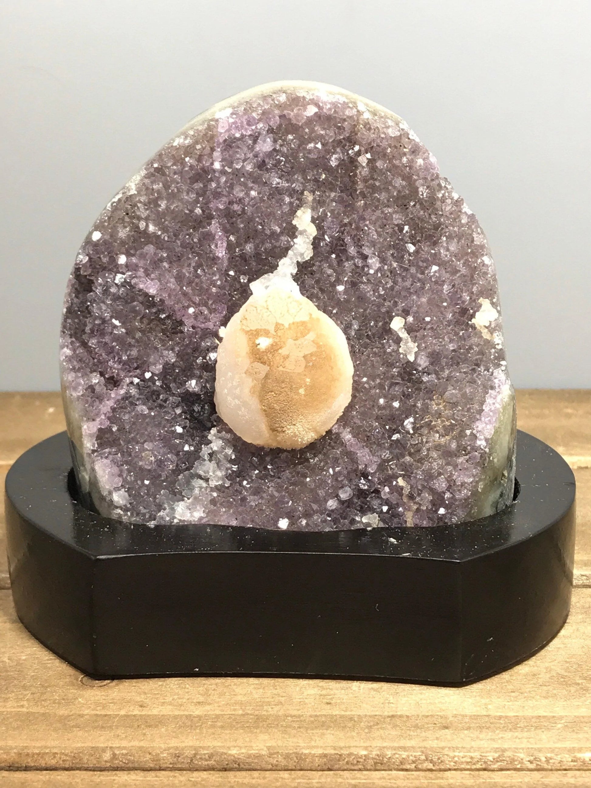 Amethyst geode with calcite on a wood base - RocciaRoba