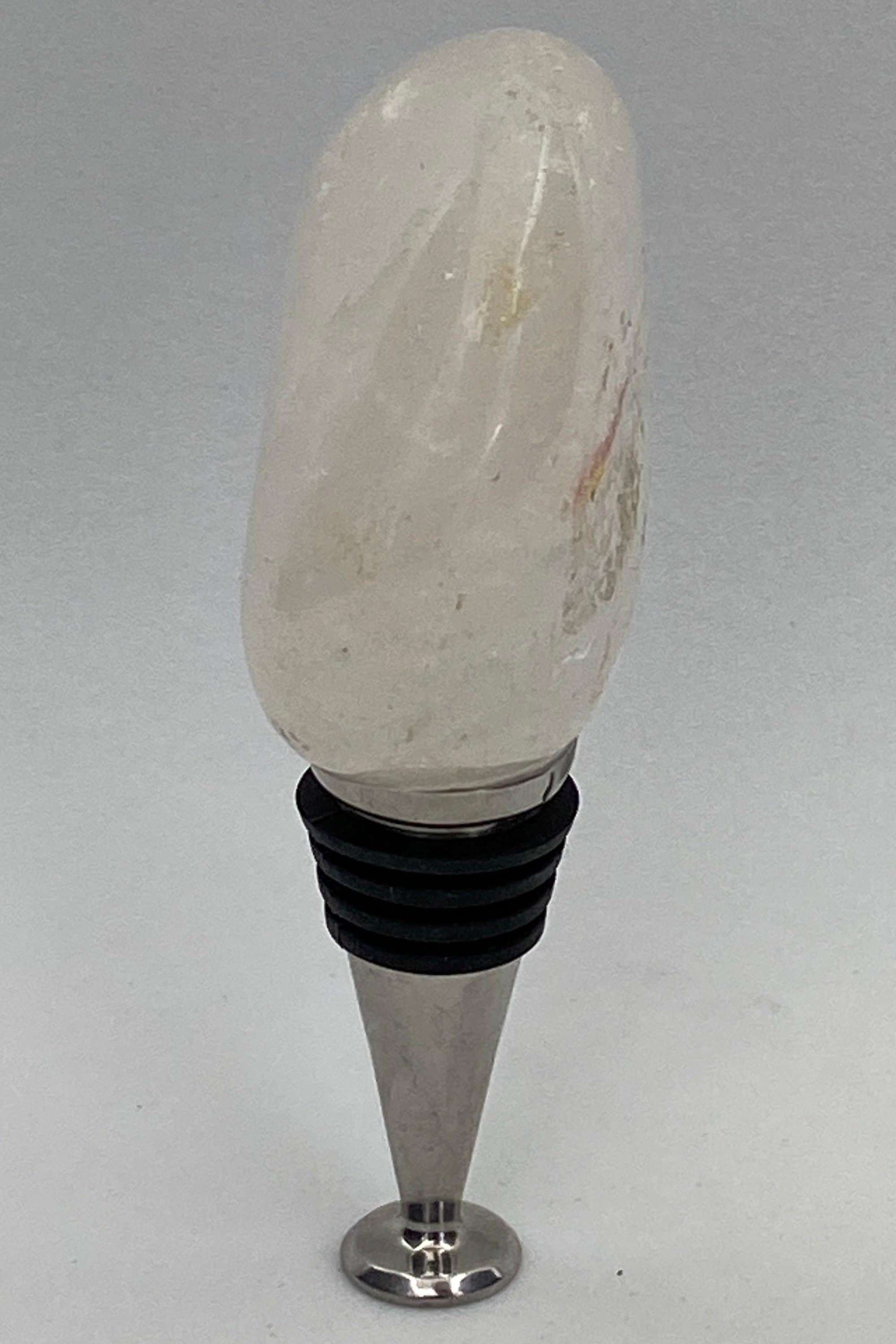 Wine bottle stopper made from tumbled quartz