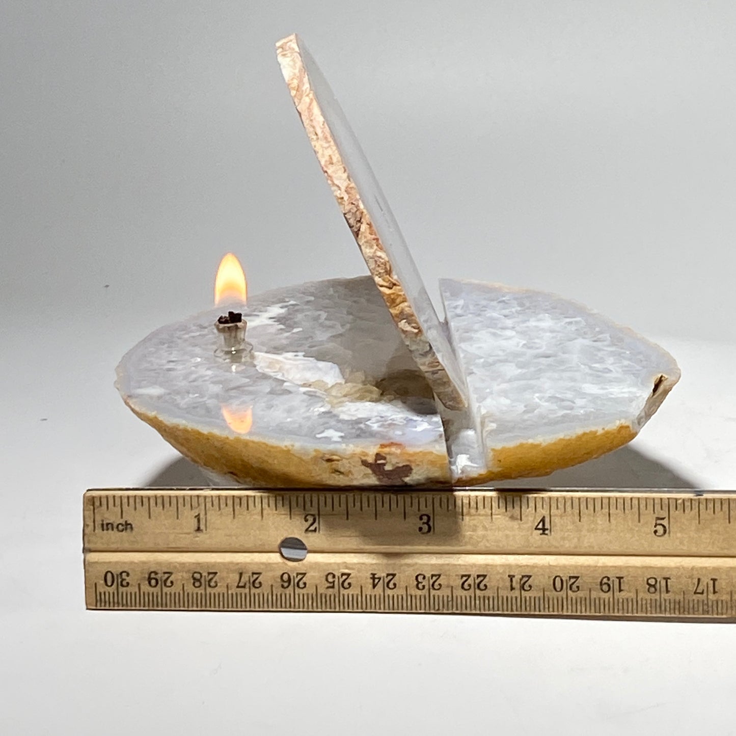Rock oil candle with backlit agate slice