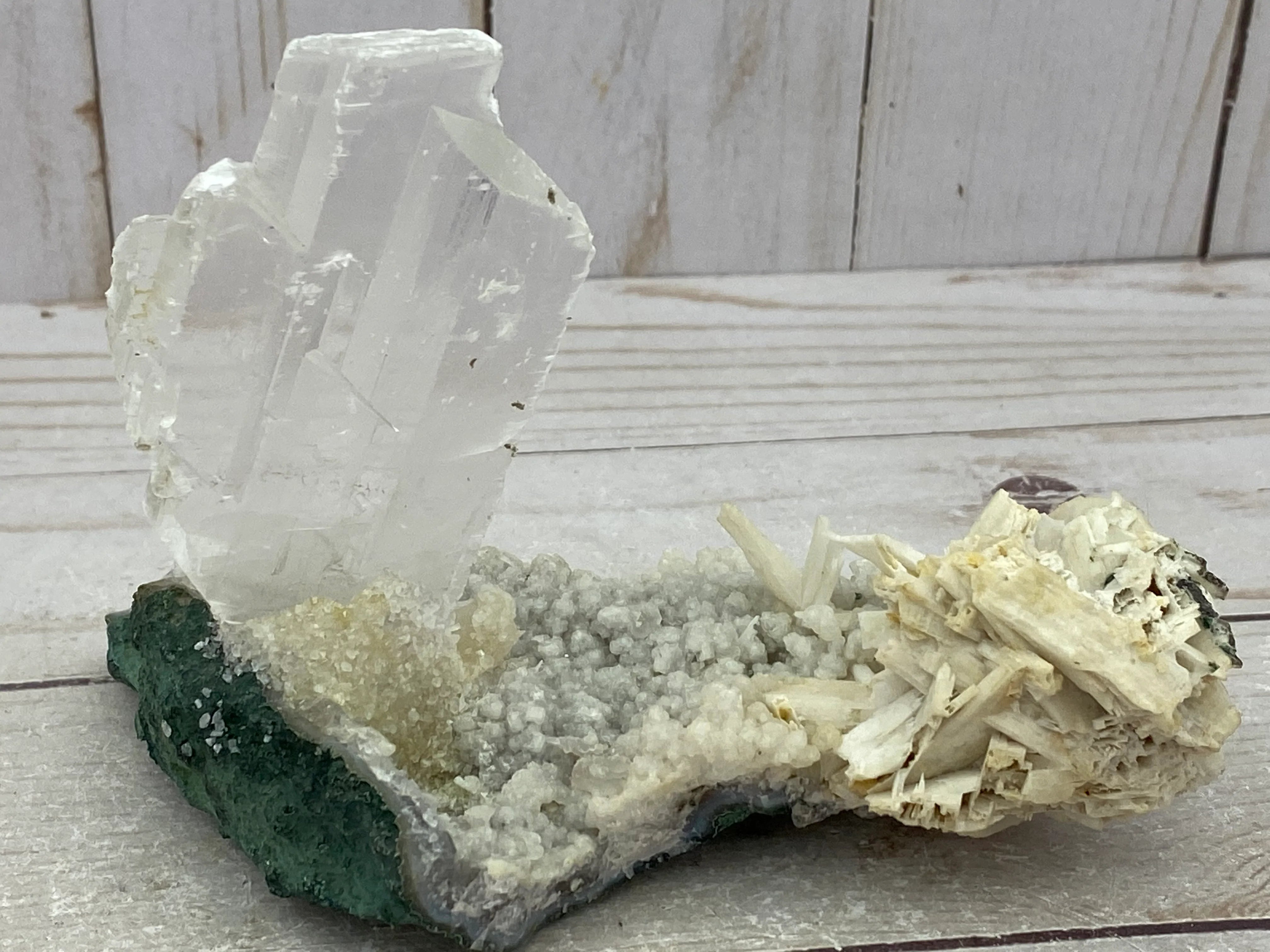 Selenite on amethyst - RocciaRoba