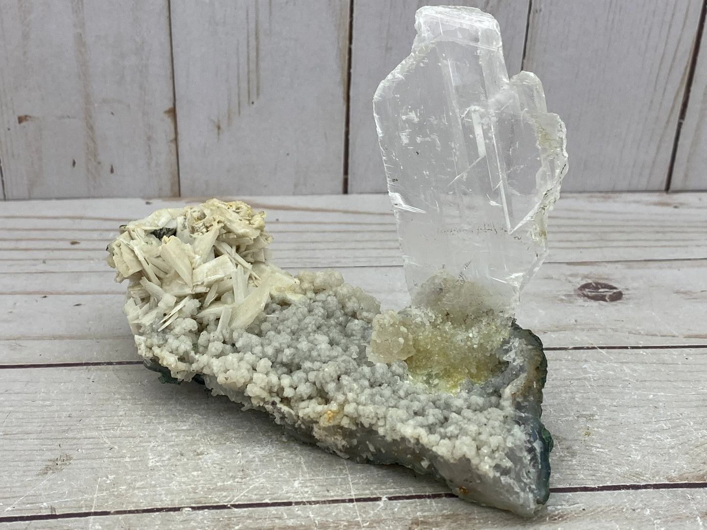 Selenite on amethyst - RocciaRoba